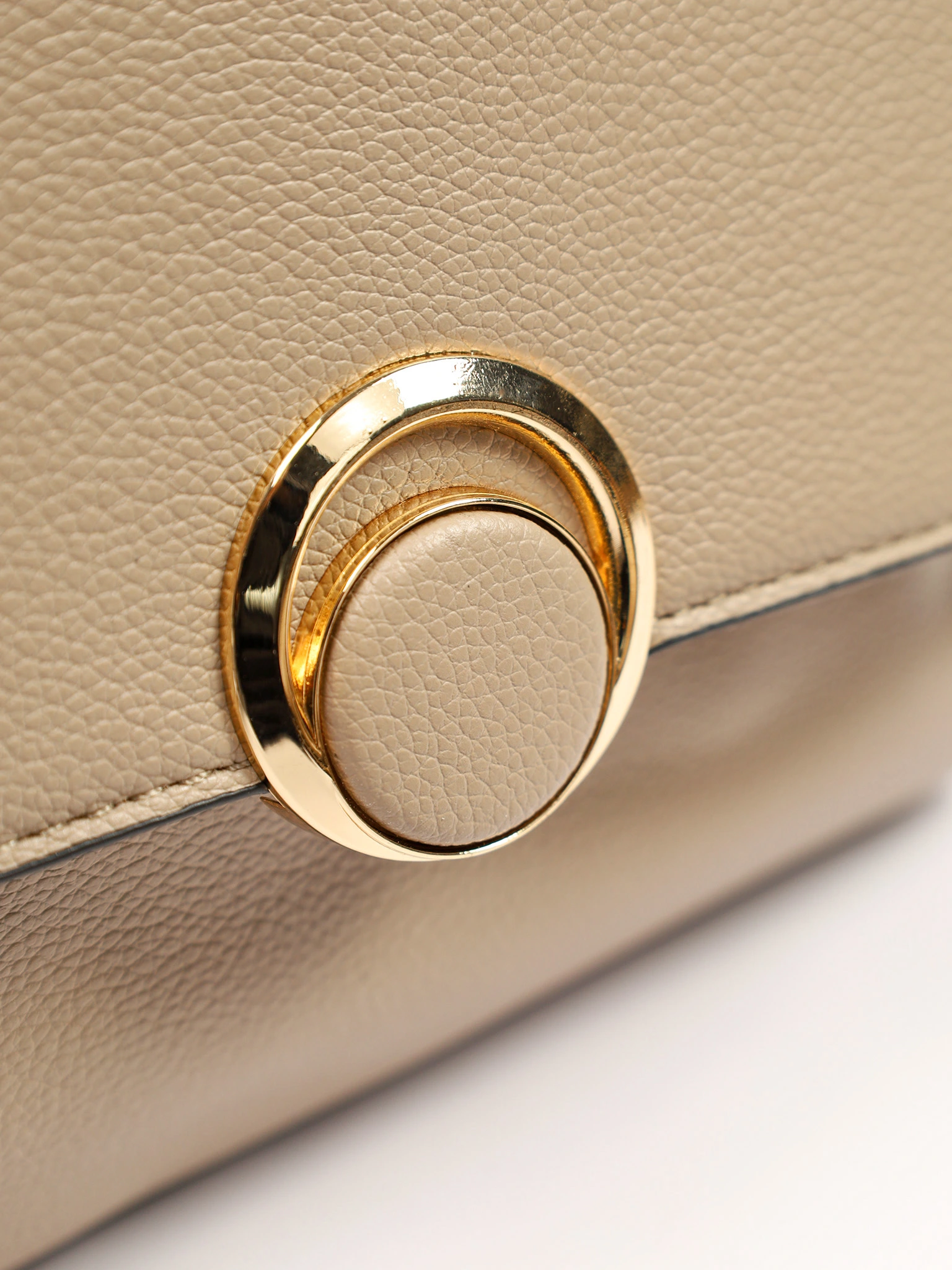 Сумка-кроссбоди с декоративной пряжкой в ассортименте